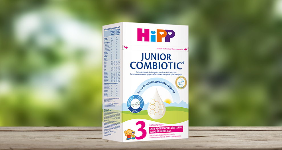 O cutie albă cu text colorat și grafică afișează numele produsului "Hipp Junior Combiotic", indicând că este o formulă pentru bebeluși, cu accent pe probiotice și o denumire de etapa 3.
