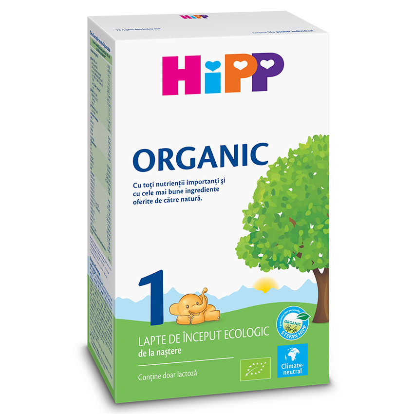 Este afișată o cutie albă cu cuvântul "HIPP" în litere colorate, un copac verde, un urs din desene animate și o etichetă albastră cu o stea albă și cuvintele "Climate Neutral" și "Organic".