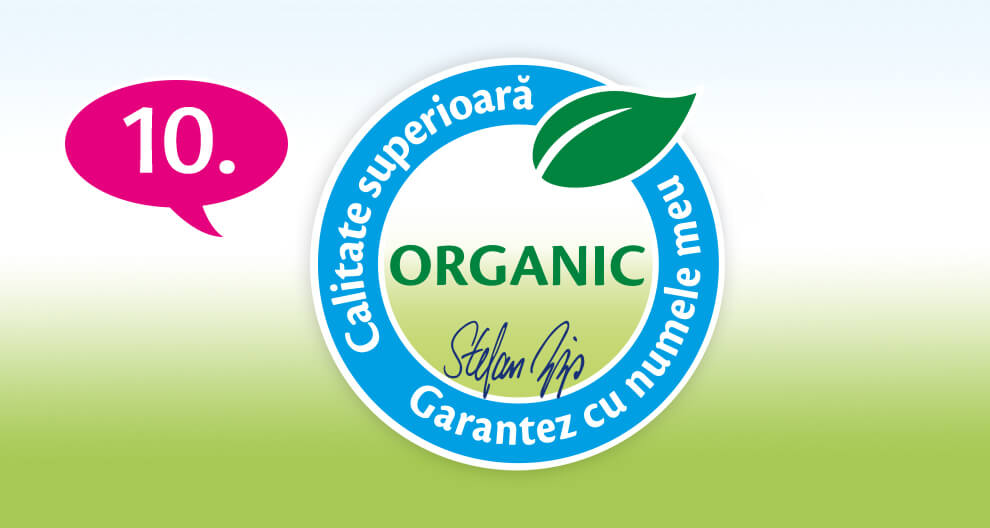 O insignă circulară cu cuvântul "ORGANIC" și o semnătură "Stefan Hipp" este centrată pe un fundal gradient care trece de la verde deschis la verde închis. În stânga, o bulă de vorbire roz conține numărul "10".