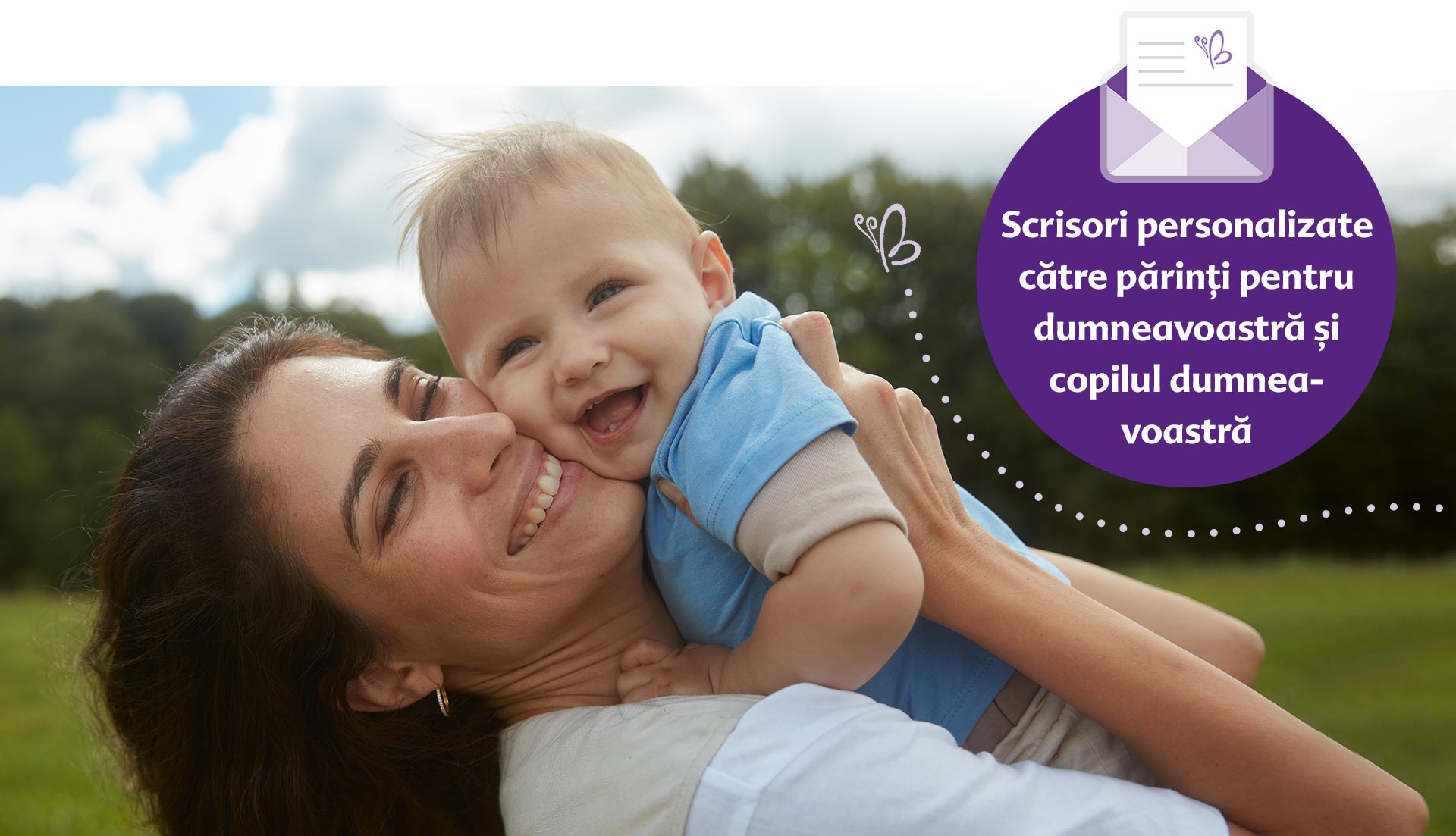 O femeie ține cu dragoste un bebeluș într-un cadru în aer liber.